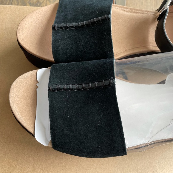 UGG Women’s Platform Sandals - Picture 6 of 6